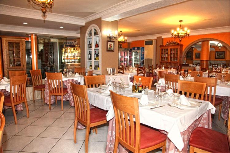 Hotel Los Arcos El Alquián エクステリア 写真